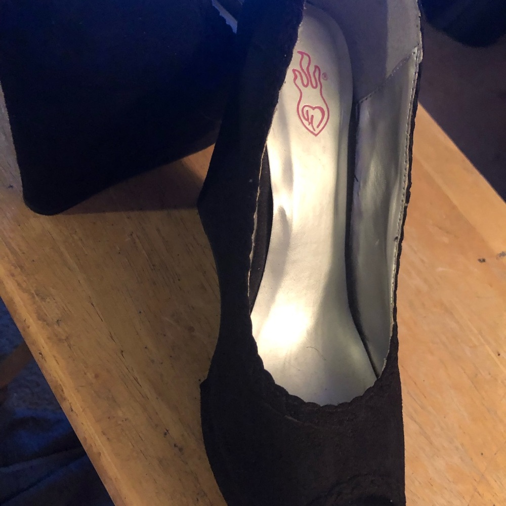 A size 10 gently used NU buck wedges.